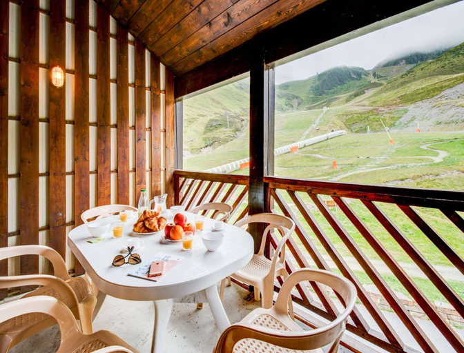 Balcony, Large Alpine Base for 9 Near Slopes, Hautes-Pyrénées