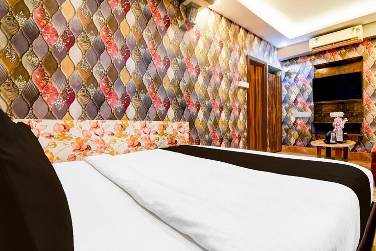 Room 5, Premium Circus Avenue Rockstar, Kolkata