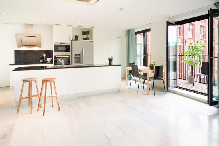 Private kitchen 3, 2-bedroom Apartment in Central Antwerp, Antwerpen