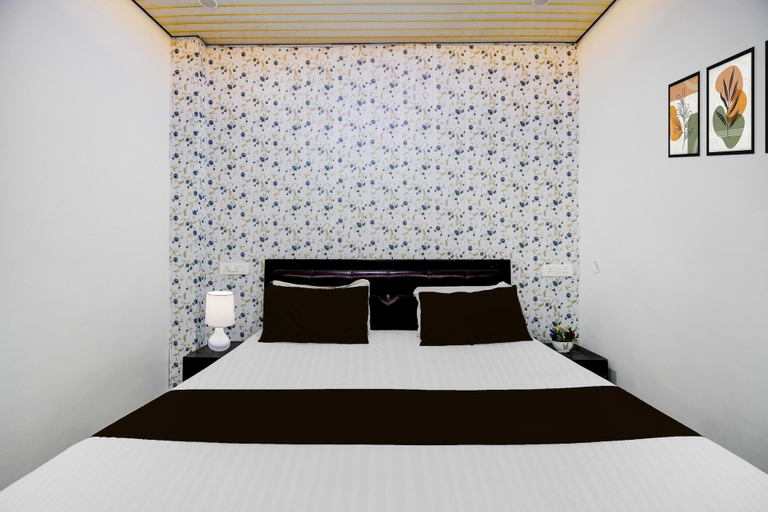 Room 5, Classic With Balcony Ambedkar Park, Gorakhpur