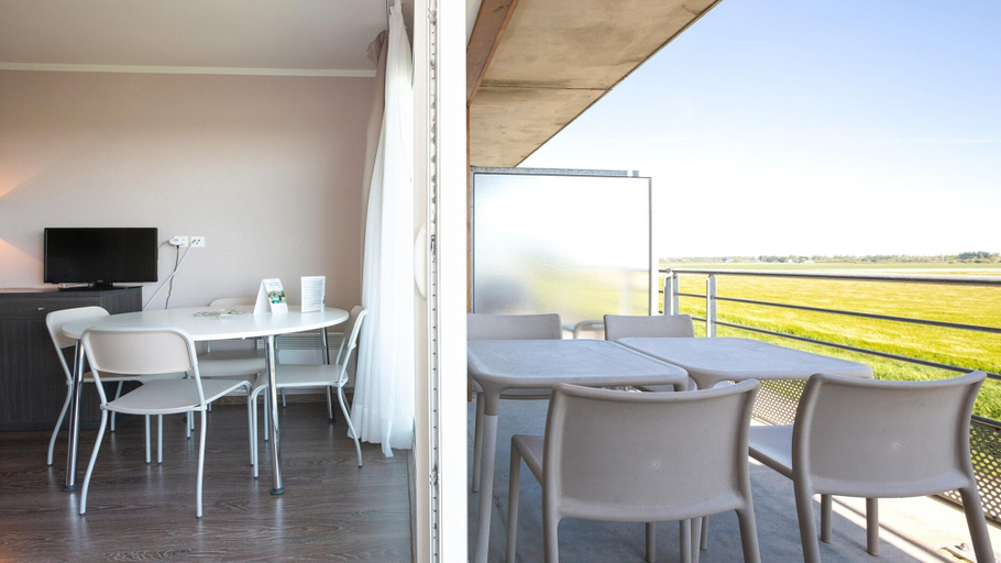 Balcony 4, Coastal Apartment Stay for 4, Ille-et-Vilaine