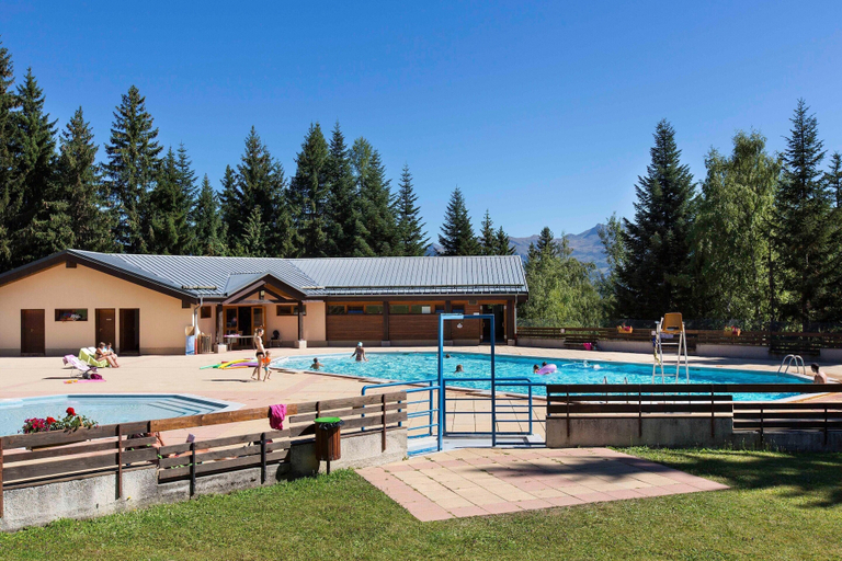Pool 4, Spacious Doucy Stay With Mountain Views, Savoie