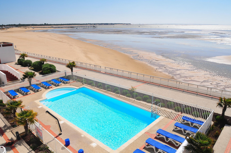 Pool 4, Seaside Apartment for 6 in Loire, Vendée