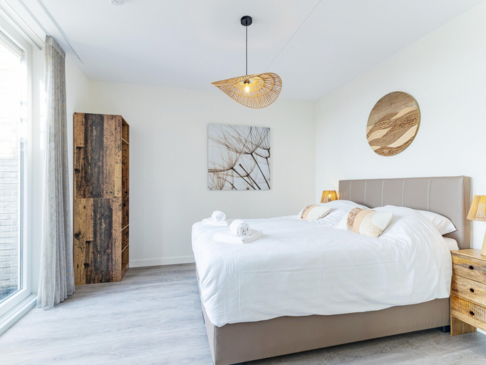 Room 4, Marina Stay With Dual Terraces, Tholen