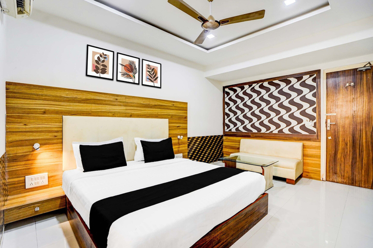 Room 2, Deluxe Infocity Metrohotel Grand Krishna, Gandhinagar