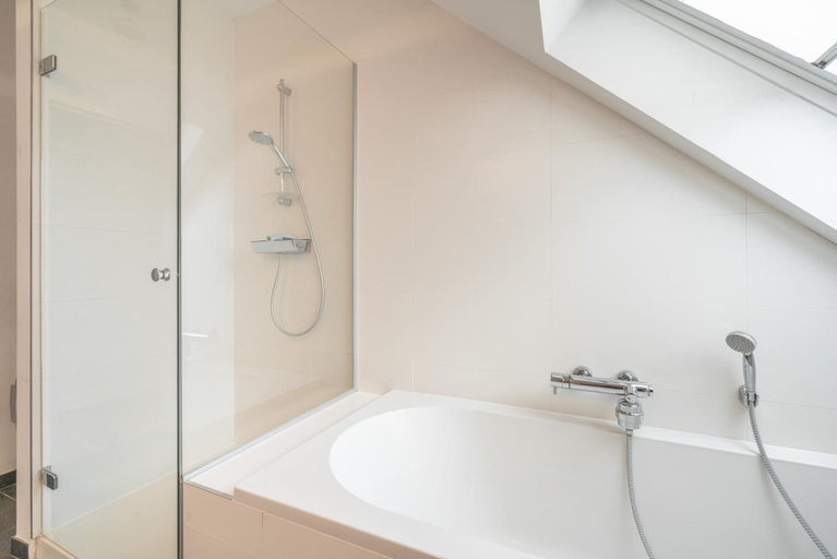 Bathroom 4, 2-bedroom Apartment in Central Location, Antwerpen