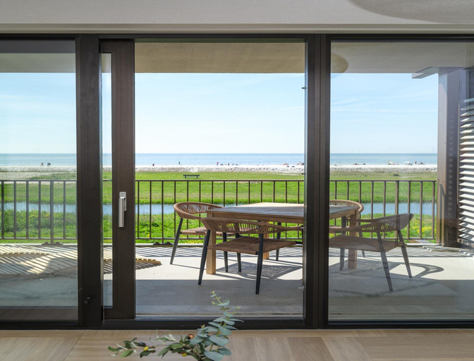 Balcony 2, Beachfront Apartment for Four in Workum