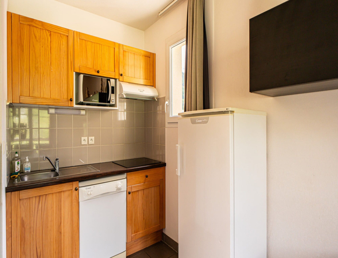 Private kitchen, Functional Alpine Base for 8 Guests, Hautes-Pyrénées