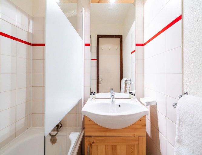 Bathroom, Central Alpine Stay for 5 in Morillon, Haute-Savoie
