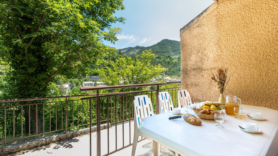 Balcony 4, Spacious Alpine Triplex With Terrace, Alpes-Maritimes