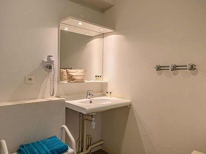 Bathroom 5, 6-guest Spacious Apartment in Vannes, Morbihan