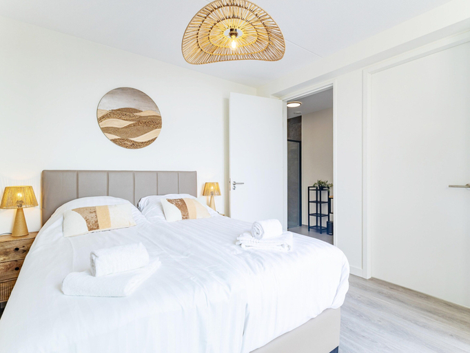 Room 2, Marina Stay With Dual Terraces, Tholen