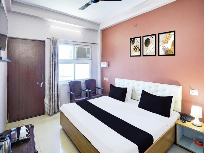 Room 3, Classic With Balcony Hotel SKR, Varanasi