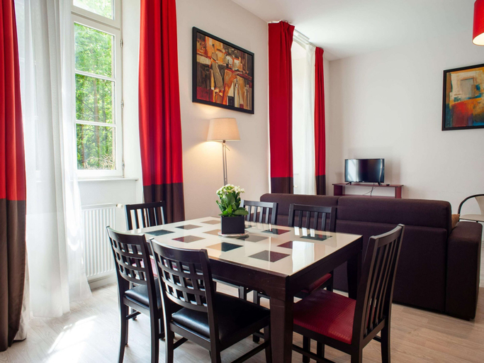 Dining 4, Brittany Flat With Outdoor Pool, Côtes-d'Armor