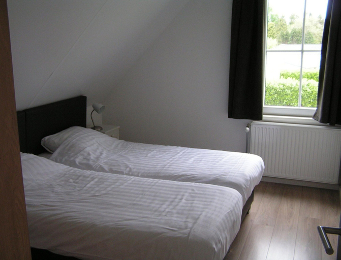Room 2, Spacious Holiday Park Villa for 10, Baarle-Nassau