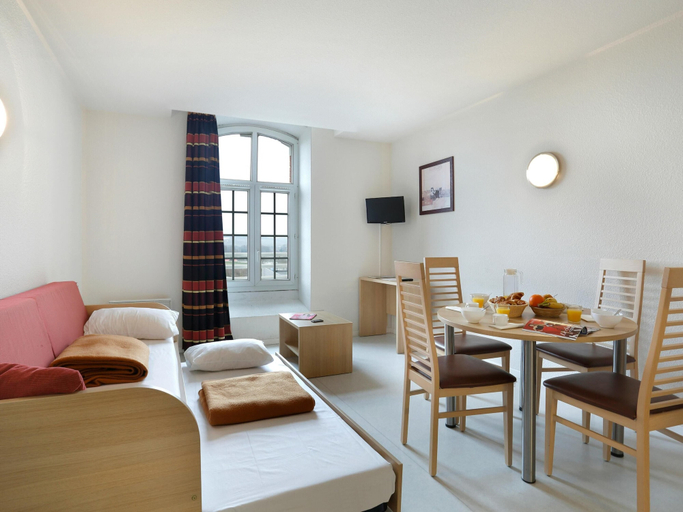 Dining 3, Epernay Vineyard Stay for 3 Guests, Marne