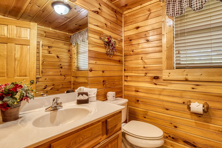 Bathroom 3, Sweet Dreams, Sevier