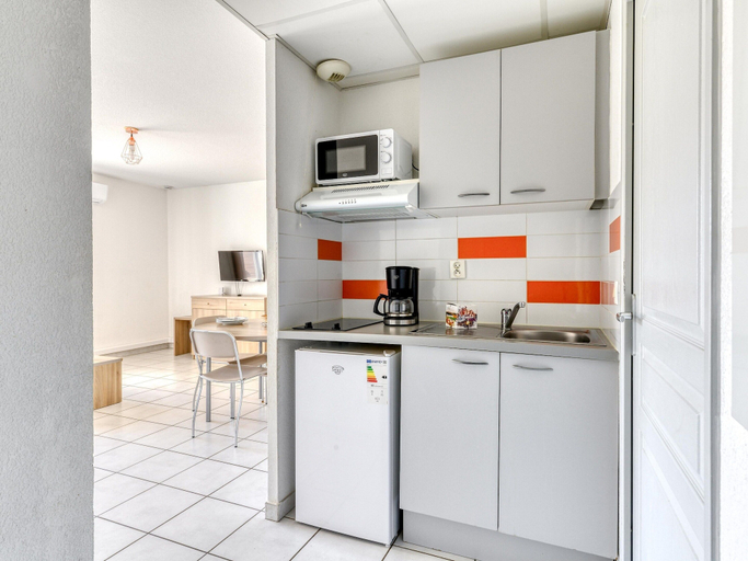 Private kitchen, AC Apartment with Pool View for 4, Gard