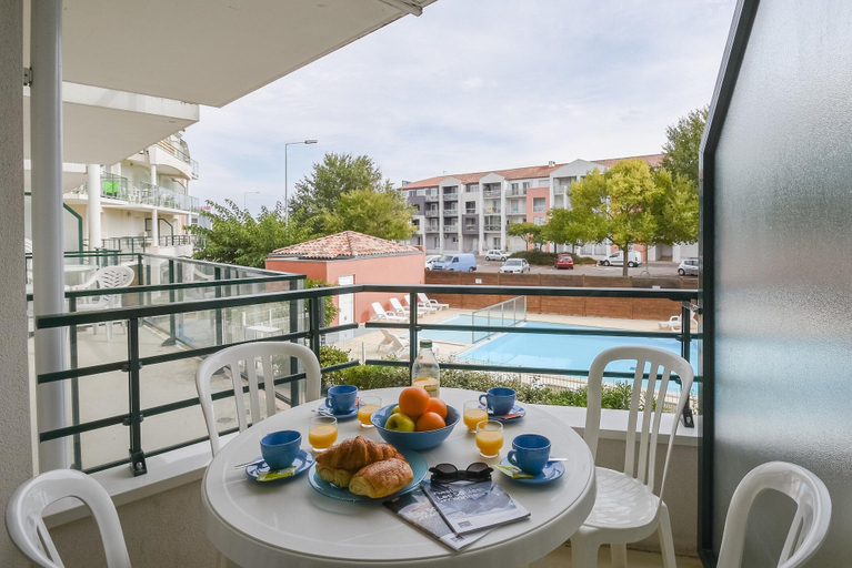 Balcony 4, Coastal Apartment Near Marina, Vendée