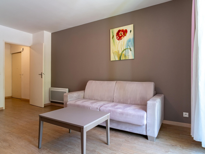 Living room 5, 1BR Stay in Pont-aven With Balcony, Finistère