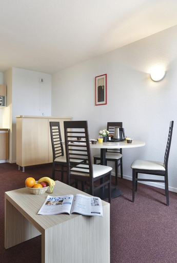 Dining 3, Elegant Vineyard Stay for Three, Marne