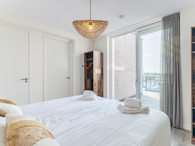 Room 2, Marina Stay With Dual Terraces, Tholen