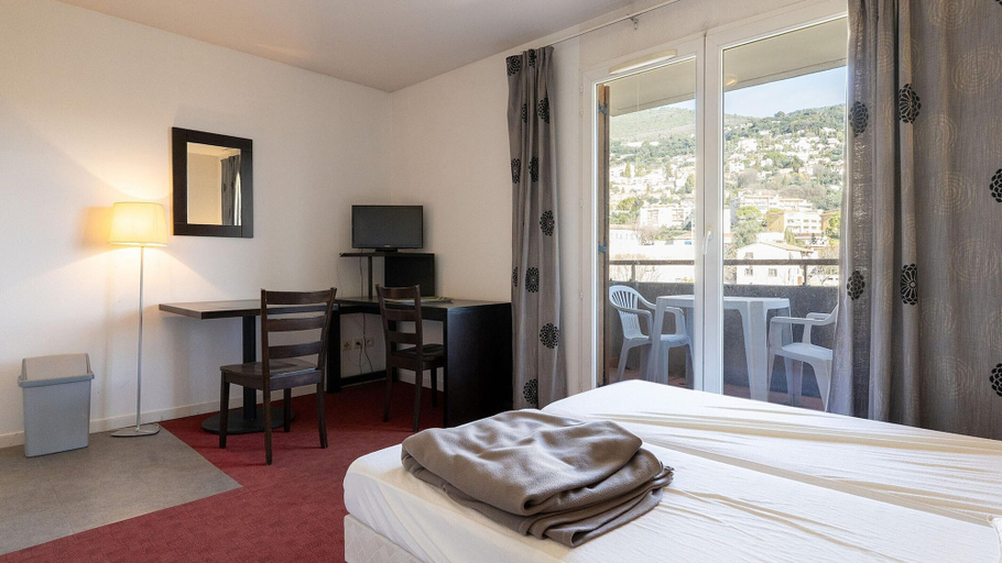 Room 5, Serene Escape Near Historic Grasse, Alpes-Maritimes