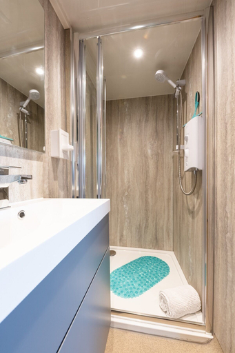 Bathroom 4, Woods Meadow Glamping, Kent