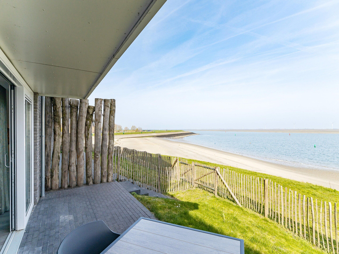 Balcony 3, Marina Stay With Dual Terraces, Tholen