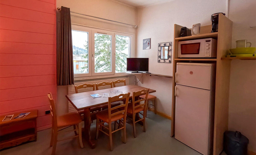 Dining 3, 2-bedroom Home in Monts Jura, Ain