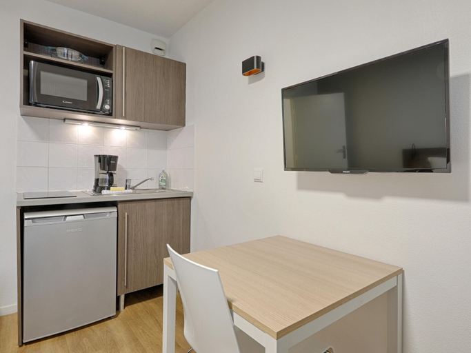 Dining 5, Riverside Couples Stay Near Paris, Val-de-Marne