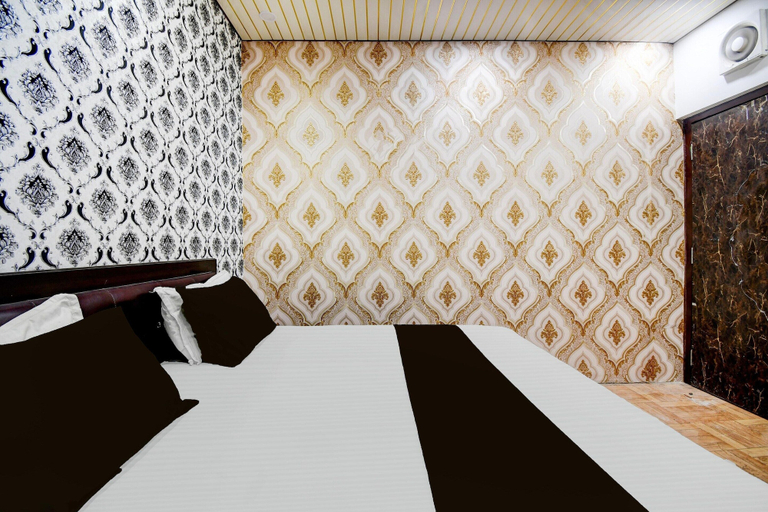 Room 2, Classic With Balcony Ambedkar Park, Gorakhpur