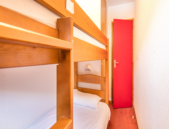 Room 3, Attractive Apartment With Balcony/terrace, Savoie