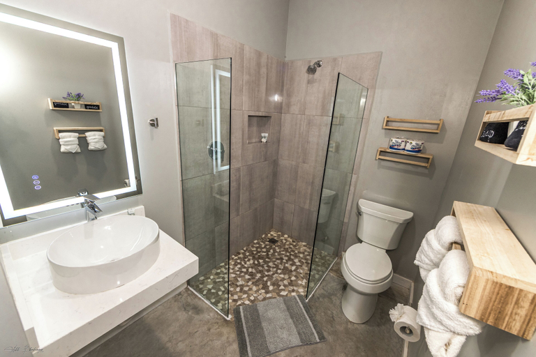 Bathroom 5, Sandbar Beachfront Hotel & Hostel