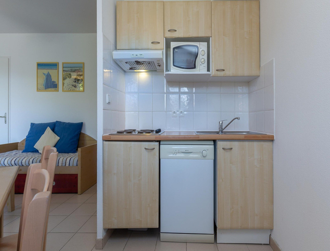 Private kitchen 3, Modern Retreat With Pool & Tennis, Landes