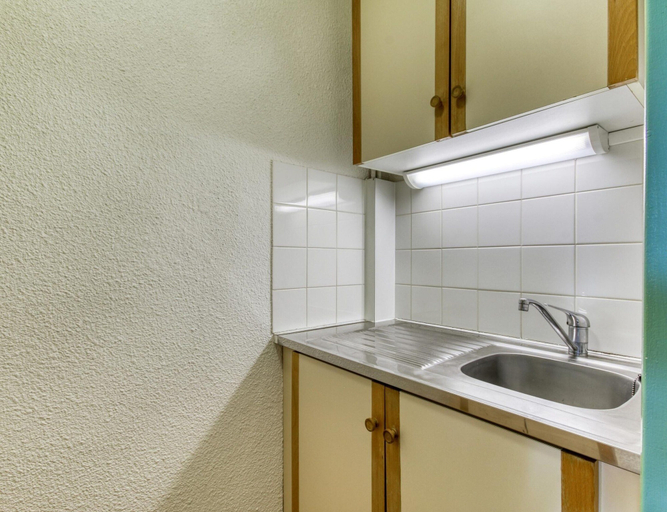 Private kitchen 5, 3-person Lakefront Stay in Miremont, Puy-de-Dôme