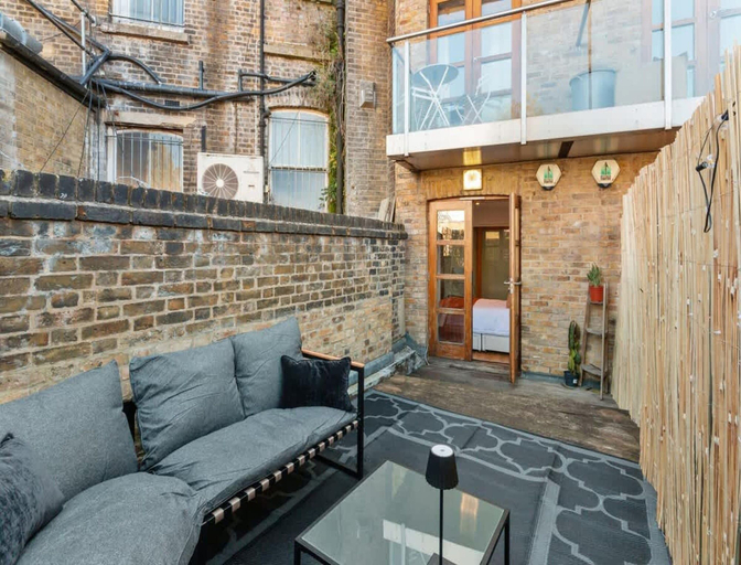 Balcony 2, Modern Fulham 1-Bedroom Apartment, London
