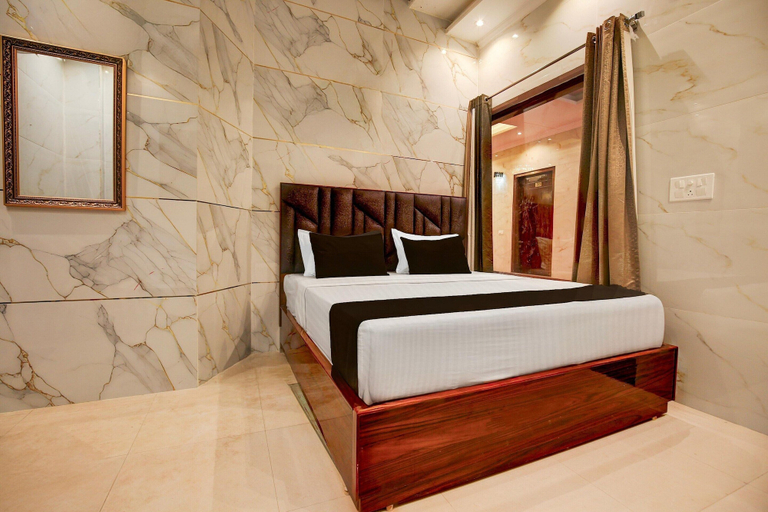 Room 4, Deluxe Chandigarh Near Pec-pgi-pu Hotel Paradise, Chandigarh
