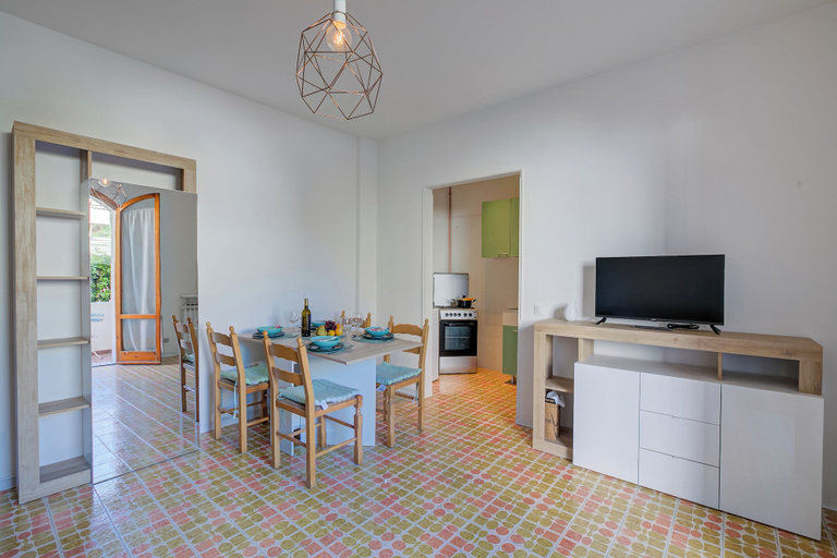 Dining 3, Missy Apartment Peschiera del Garda Studio w/ Parking, Verona