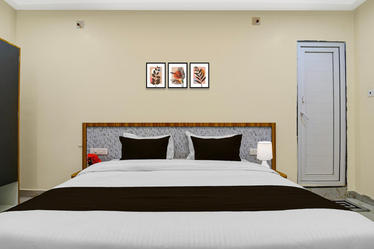 Room 3, Deluxe Siva Karthikeya Residency, Vizianagaram