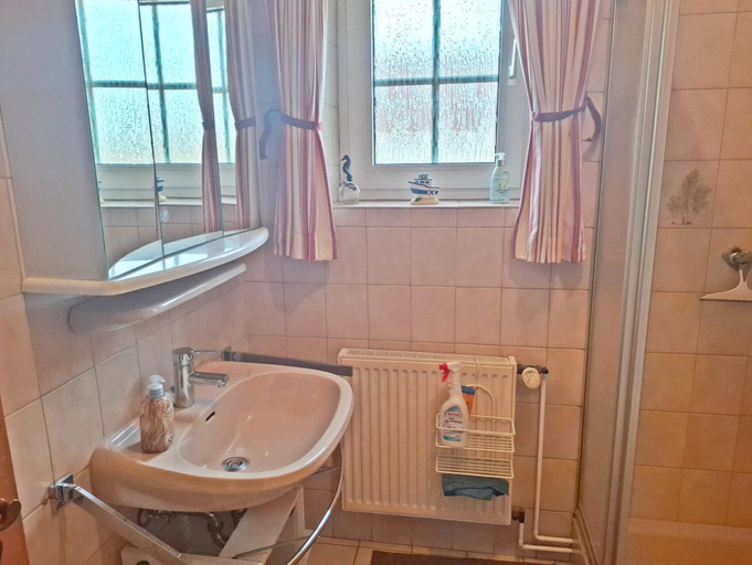 Bathroom 2, Ferienwohnung fur 4 Personen in Nessmersiel, Aurich
