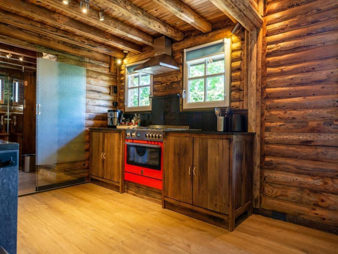 Private kitchen 4, Thatched Luxury Leisure Farm for 6 People, Baarle-Nassau