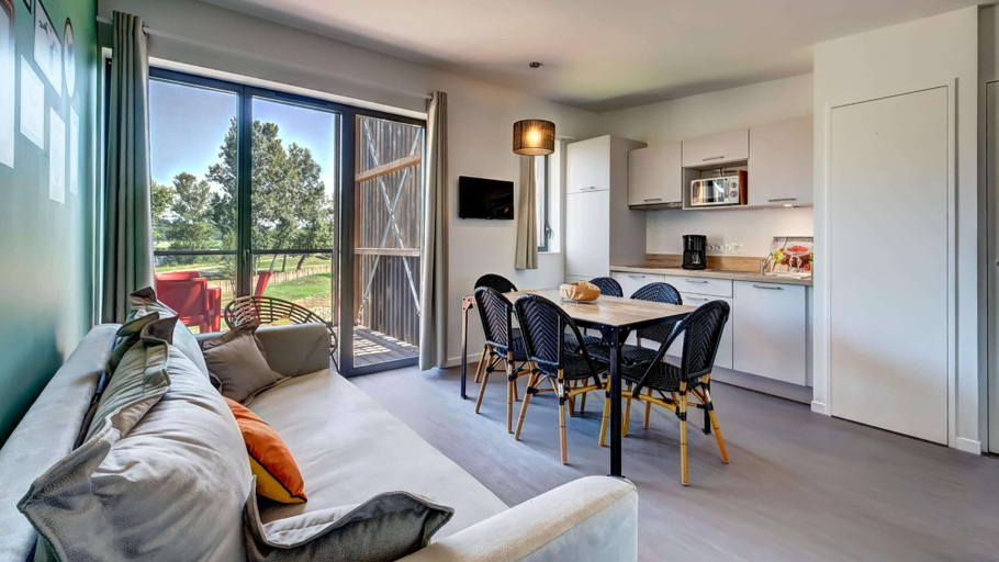 Dining 2, Nature-Focused 4-Guest Apartment, Savoie