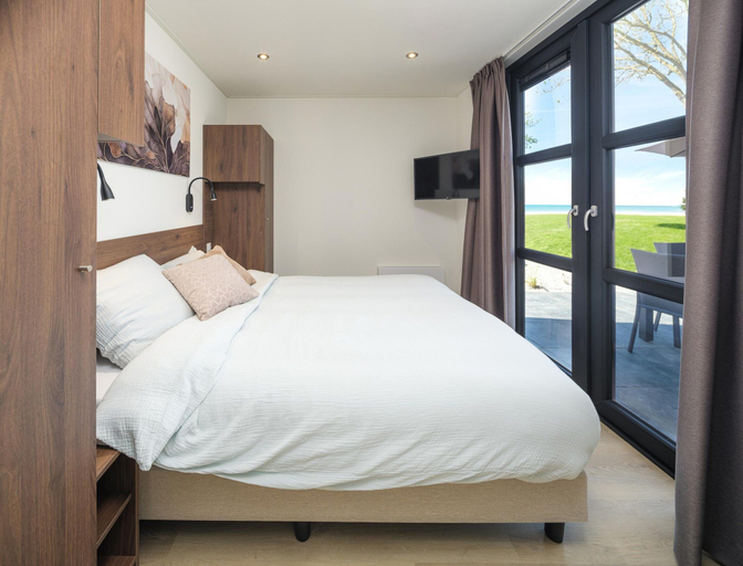 Room 5, Workum 6-person Beach Resort Home