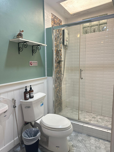 Bathroom 4, Kala Krang Nueng, Muang Rayong