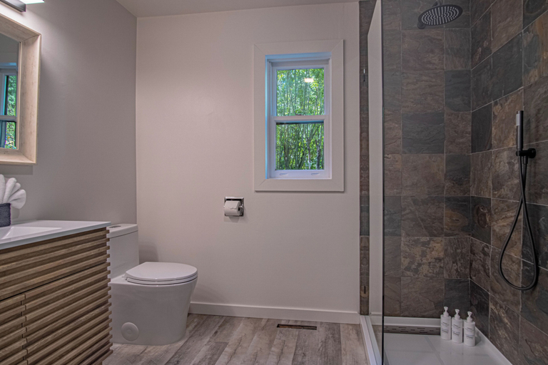Bathroom 2, Red Elephant 4BR - Fire Pit - River & Downtown, Blaine