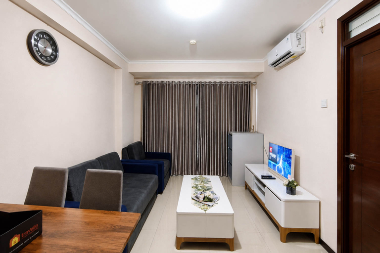 Living Room 4, Enjoy Living 2BR Apartment at Gateway Pasteur By Travelio, Bandung