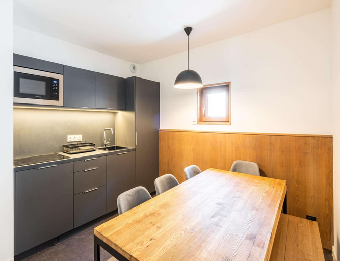 Private kitchen, 6-guest Alpine Rental With Balcony, Isère