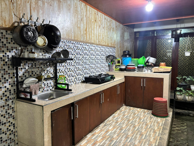 Private kitchen, Villa Garcinia 111 Ciwidey, Bandung