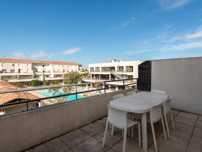 Balcony, Chic Coastal Pool View Apartment for 6, Gard